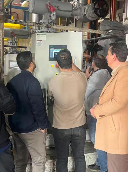 Thermojinn schließt SPS-Anpassung vor Ort ab (3)