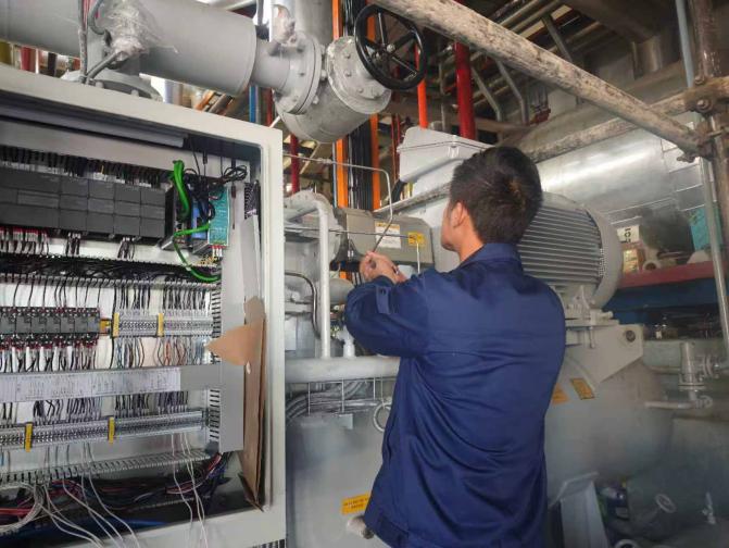 Thermojinn schließt SPS-Anpassung vor Ort ab (5)